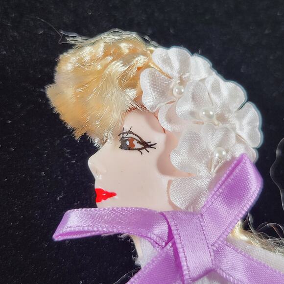 Glamour Lady Head Brooch Face With Lace and Purple  Ribbon 1980's With Gift Box - Picture 2 of 8